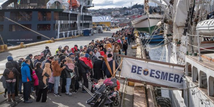 Buque Escuela «Esmeralda» concluye visitas en Magallanes con récord de asistencia