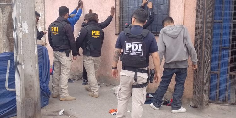 PDI fiscaliza extranjeros en Feria Monumental y sectores aledaños de Iquique