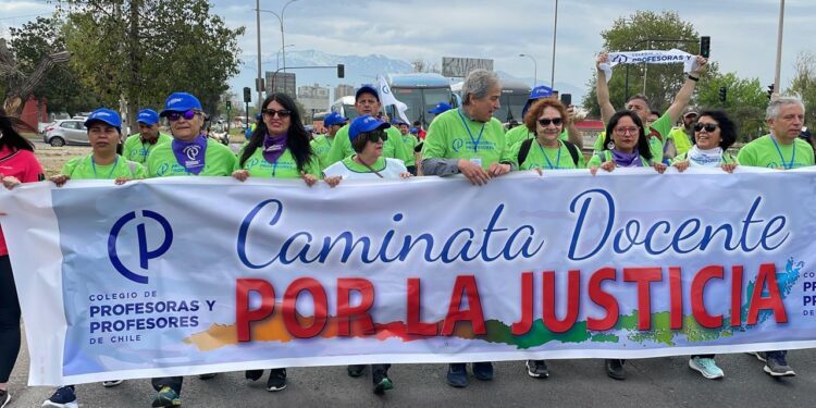 Exigiendo más atención por parte de las autoridades a la educación comenzó caminata de dirigentes del Colegio de Profesores
