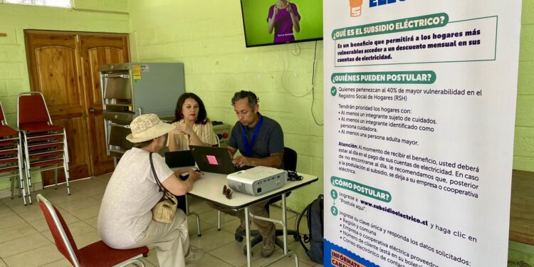 Apoyan a Adultos Mayores en Pica y La Tirana a Postular al Subsidio Eléctrico