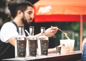 Sólo con 7 botellas: Esta es la manera de crear tu primer bar en casa