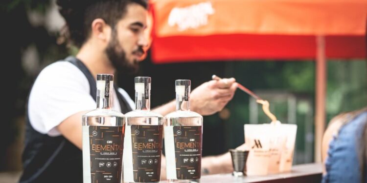 Sólo con 7 botellas: Esta es la manera de crear tu primer bar en casa