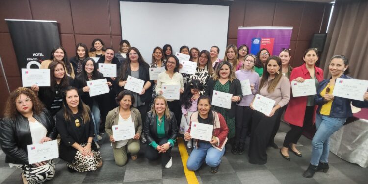37 mujeres de Tarapacá finalizan con éxito la Escuela de Líderes Políticas y Sociales 2024