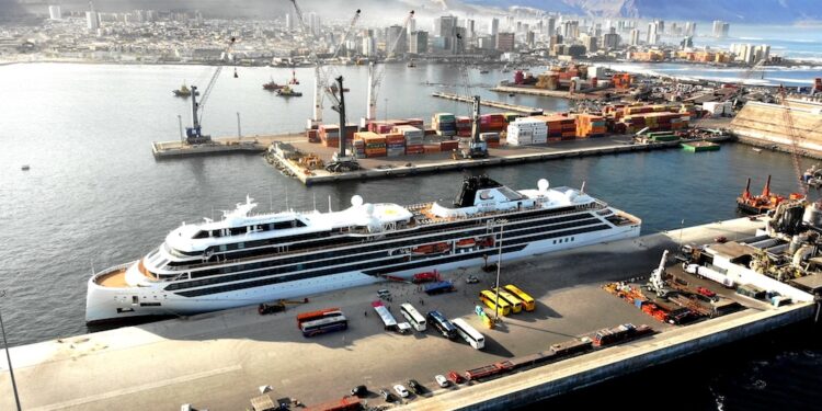 Dos naves noruegas abren temporada de cruceros 2024-2025 en Iquique