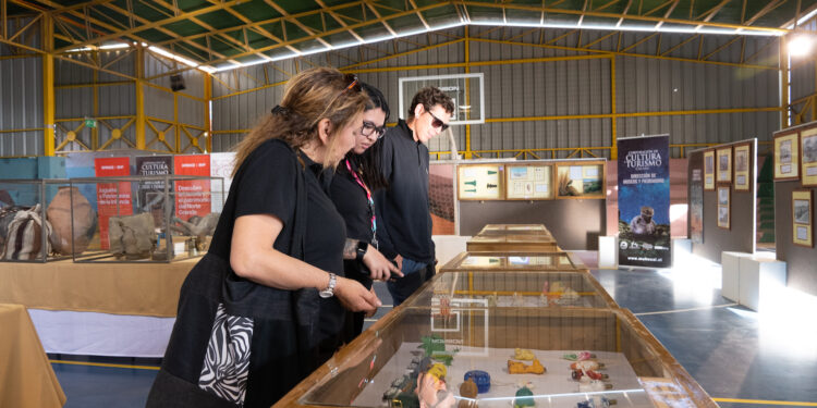 Spence | BHP llevó a Sierra Gorda exposiciones sobre la historia de la minería en la zona y juguetes pampinos