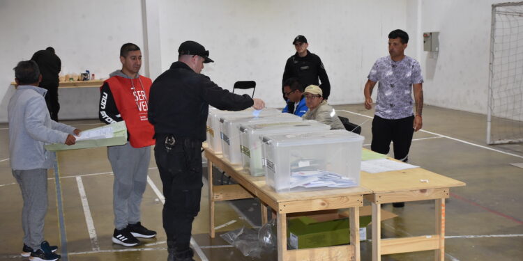 Los detalles del voto entre rejas: republicanos como preferencia de los electores en la cárcel / En cárcel de Alto Hospicio ganó Jorge Muñoz (RP)