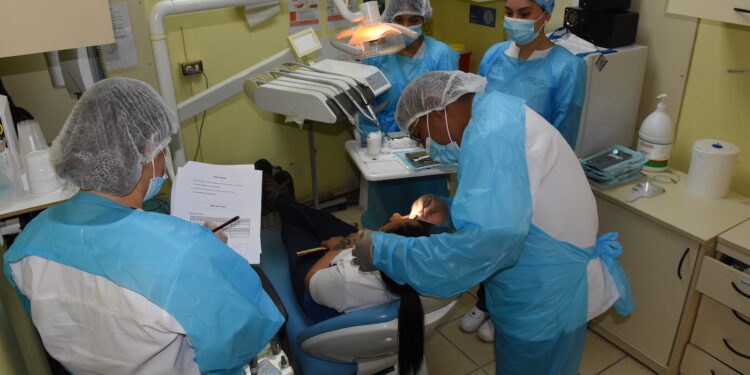 Alumnos de Odontología de la Santo Tomás evaluaron a internas del CCP