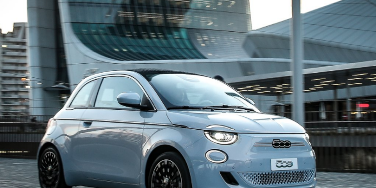 FIAT deslumbra con la exhibición de sus 500e y 600e: Una experiencia eléctrica