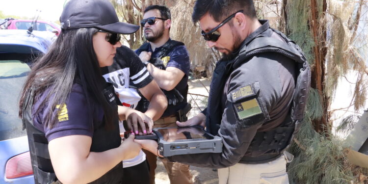 Registran a extranjeros con sistema biométrico en La Tirana para iniciar su proceso de expulsión