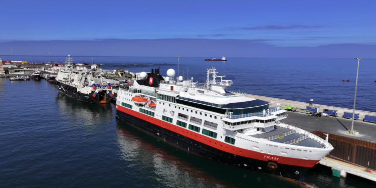 Crucero noruego Fram inaugura temporada de cruceros 2024-2025 en el Puerto de Iquique