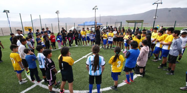Juntos por el deporte: Fundación Fútbol Más y Teck se unen para promover el bienestar en la niñez de Tarapacá