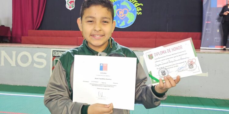 Escolar hospiciano destaca en certamen de literatura sorda del Mineduc
