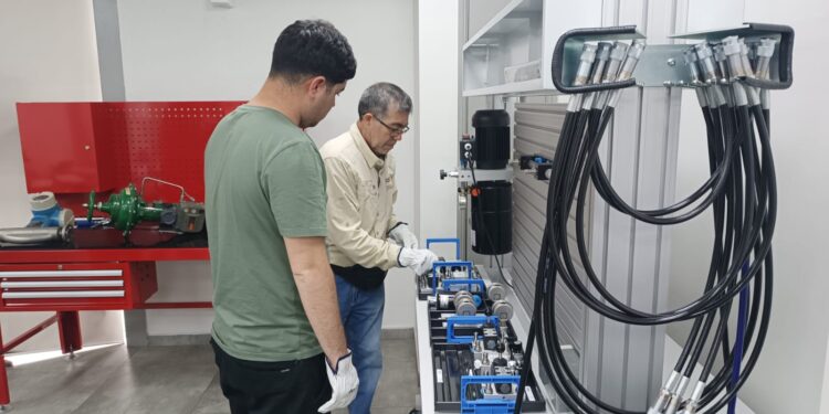 Primer grupo de trabajadores de ITI reciben entrenamiento de mecánica básica en CEIM Iquique