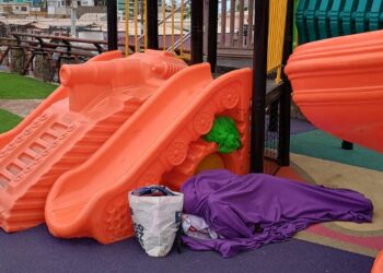 Usan juegos infantiles como dormitorio