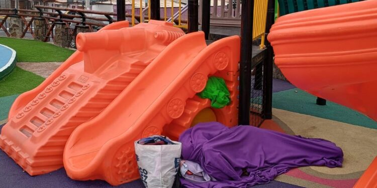 Usan juegos infantiles como dormitorio