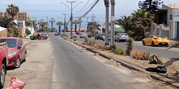 Limpiaron cunetas tapadas de arena en calle Teresa Wilms Montt / Instalarán semáforos en «Salvador Allende» con «Padre Hurtado»