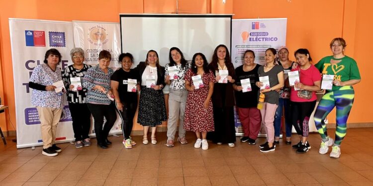 Mujeres de Alto Hospicio se informan sobre cómo aliviar el alza en sus cuentas de luz
