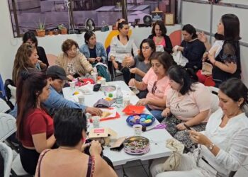 Mujeres de Tarapacá se unen en jornada creativa “Tómatelo a pecho” para concientizar sobre el cáncer de mama