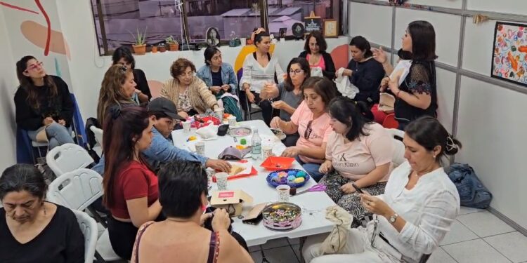Mujeres de Tarapacá se unen en jornada creativa “Tómatelo a pecho” para concientizar sobre el cáncer de mama