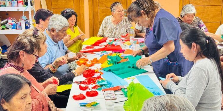 Revitalizando Tradiciones: Con flores de papel realizarán visita a difuntos en Huara