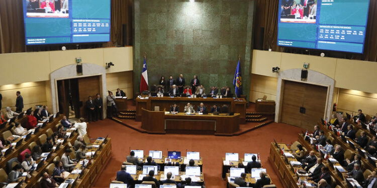 Cámara aprueba acusación constitucional contra Muñoz y Vivanco: Juez quedará suspendido al igual que la ministra; ahora pasará al Senado