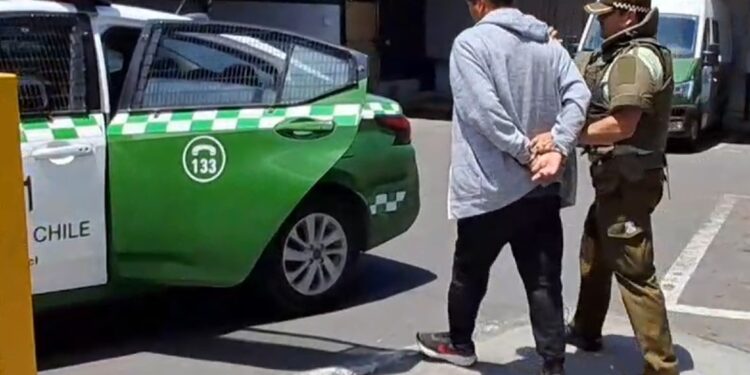 Detienen a conductor que intentó atropellar a carabinero de servicio y se dio a la fuga