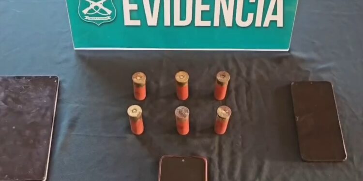 Carabineros detiene a dos jóvenes que mantenían órdenes de detención vigentes por homicidio en Alto Hospicio