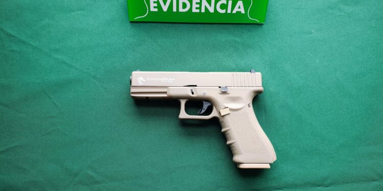 Venezolano de 17 años llevaba pistola de aire comprimido en vehículo que fue usado en robos