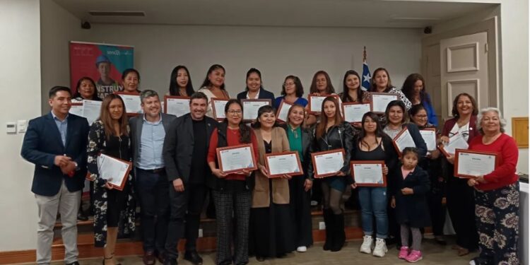 Sence Tarapacá entregó diplomas a mujeres iquiqueñas capacitadas en labores de pintura y barnizado