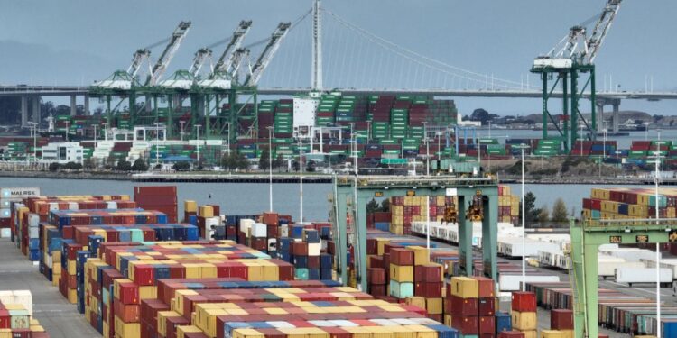 Comenzó la mayor huelga portuaria en EE.UU. en casi 50 años