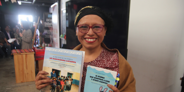 En Escuela Sarañani el maestro Juan Álvarez presentó dos libros de su autoría