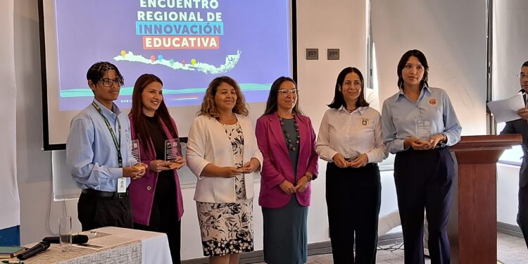 Comunidades educativas de Tarapacá intercambian experiencias de innovación pedagógica