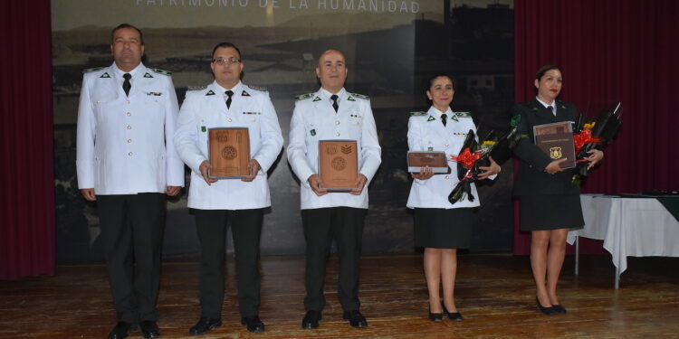 En 94 aniversario de Gendarmería CET de Pozo Almonte reconoció a personal por años de servicio