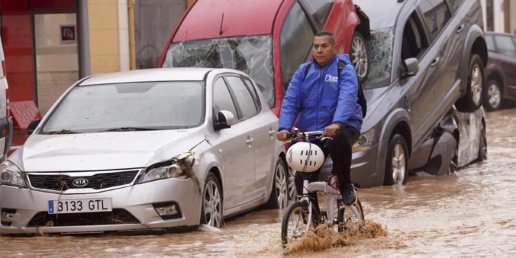 Inundaciones y más de 200 fallecidos en España: Qué es DANA y ¿Podría ocurrir en Chile?