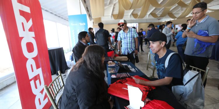 Cerca de 700 personas se reunieron en el Primer Encuentro Empleo y Negocios de Elige Crecer