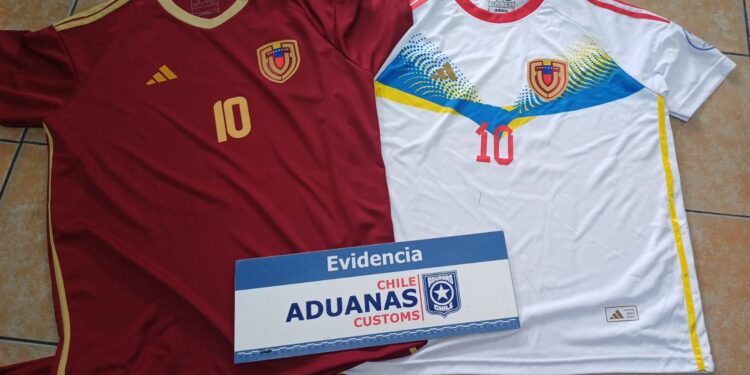 Aduanas incauta en Quillagua 422 poleras de la Selección de Venezuela