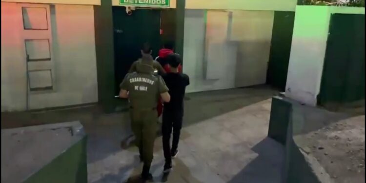 Carabineros detiene a banda juvenil que robaba vehículos en el sector sur de Iquique