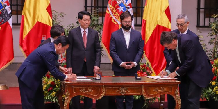 Ministerios de Agricultura de Chile y Vietnam fortalecerán cooperación en el sector agrícola