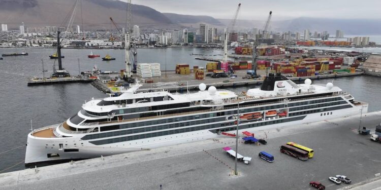 Crucero Viking Polaris recaló en Puerto de Iquique