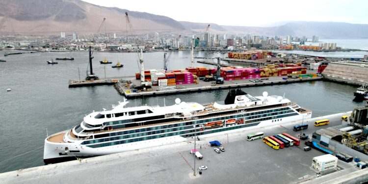 Quinto crucero recala en Puerto de Iquique