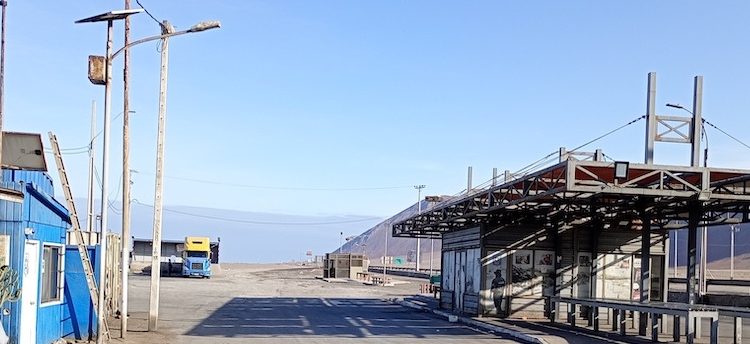 Pésimo estado de pavimento en control aduanero El Loa