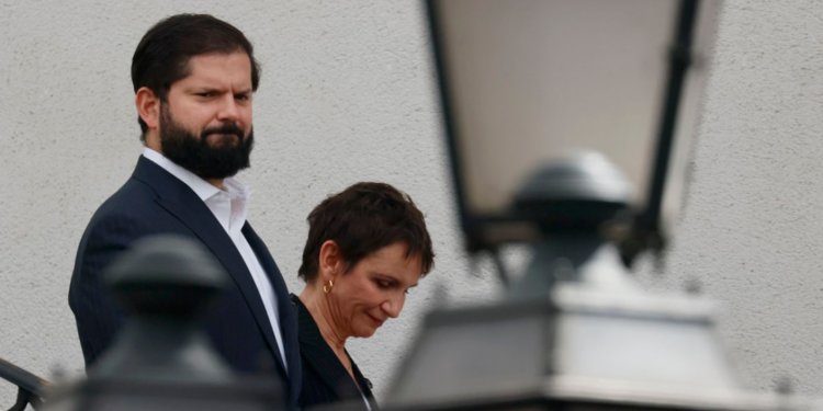 Encuesta Cadem: 76% desaprueba la gestión del gobierno del caso Monsalve y 44% cree que el principal responsable es el Presidente Boric