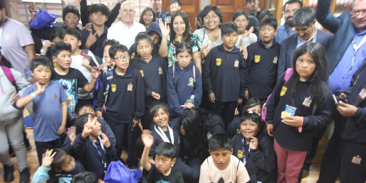 Niños de la Escuela Internado de Visviri visitaron dependencias del Consejo Regional de Arica y Parinacota