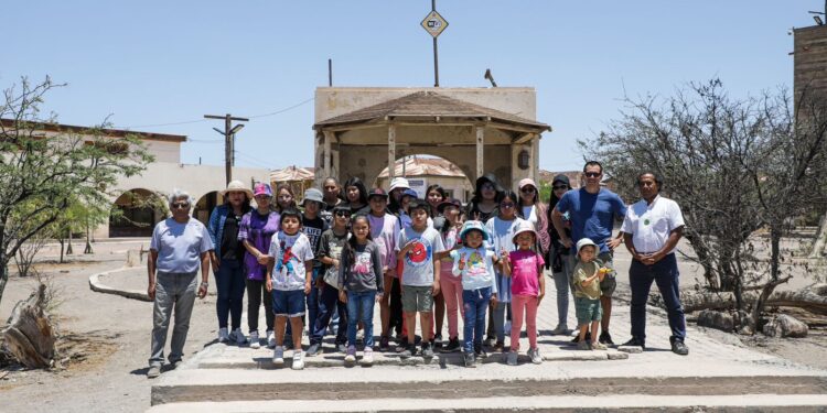 Delegación de estudiantes de Mamiña visita la Salitrera Humberstone en el Día de los Patrimonios para las Infancias
