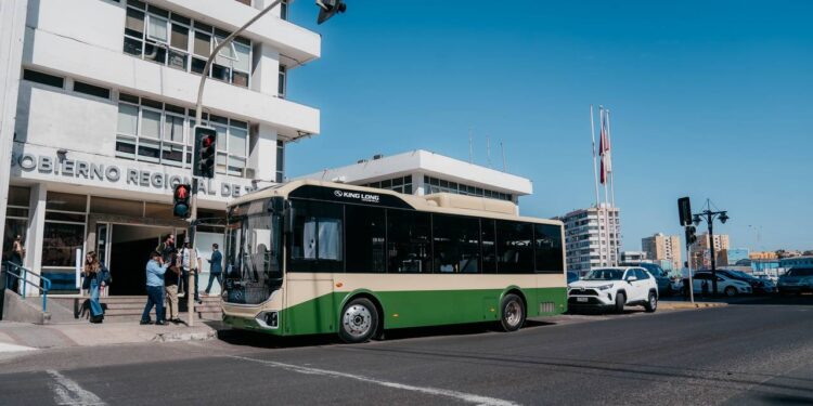 Autoridades conocen modelo de buses eléctricos que llegarán a Tarapacá
