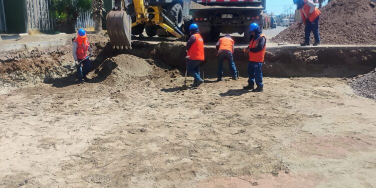 Aguas del Altiplano ejecuta trabajos de reposición de pavimento en av. Arturo Prat