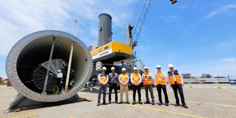 Autoridades de Tarapacá conocen avances de armado de nueva grúa móvil en ITI