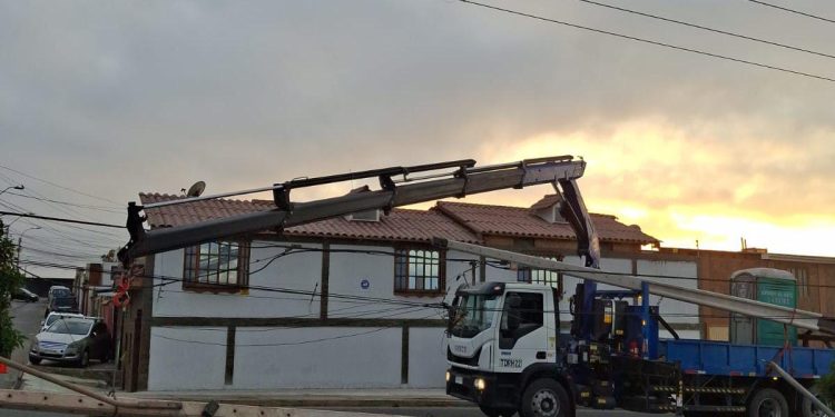 Poste de la red de media tensión al suelo en Alto Hospicio