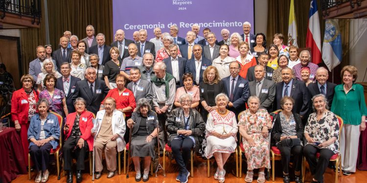 Con presencia de autoridades y familiares: 100 Líderes Mayores son reconocidos por su aporte al país