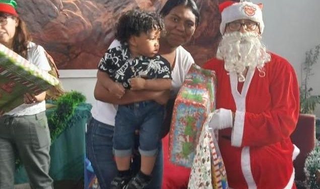 Espíritu navideño en comedor abierto de parroquia San Alberto Hurtado